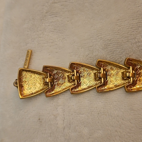 ELLEN TRACY Matte Goldtone Articulated Modernist Scale Bracelet - Picture 7 of 8